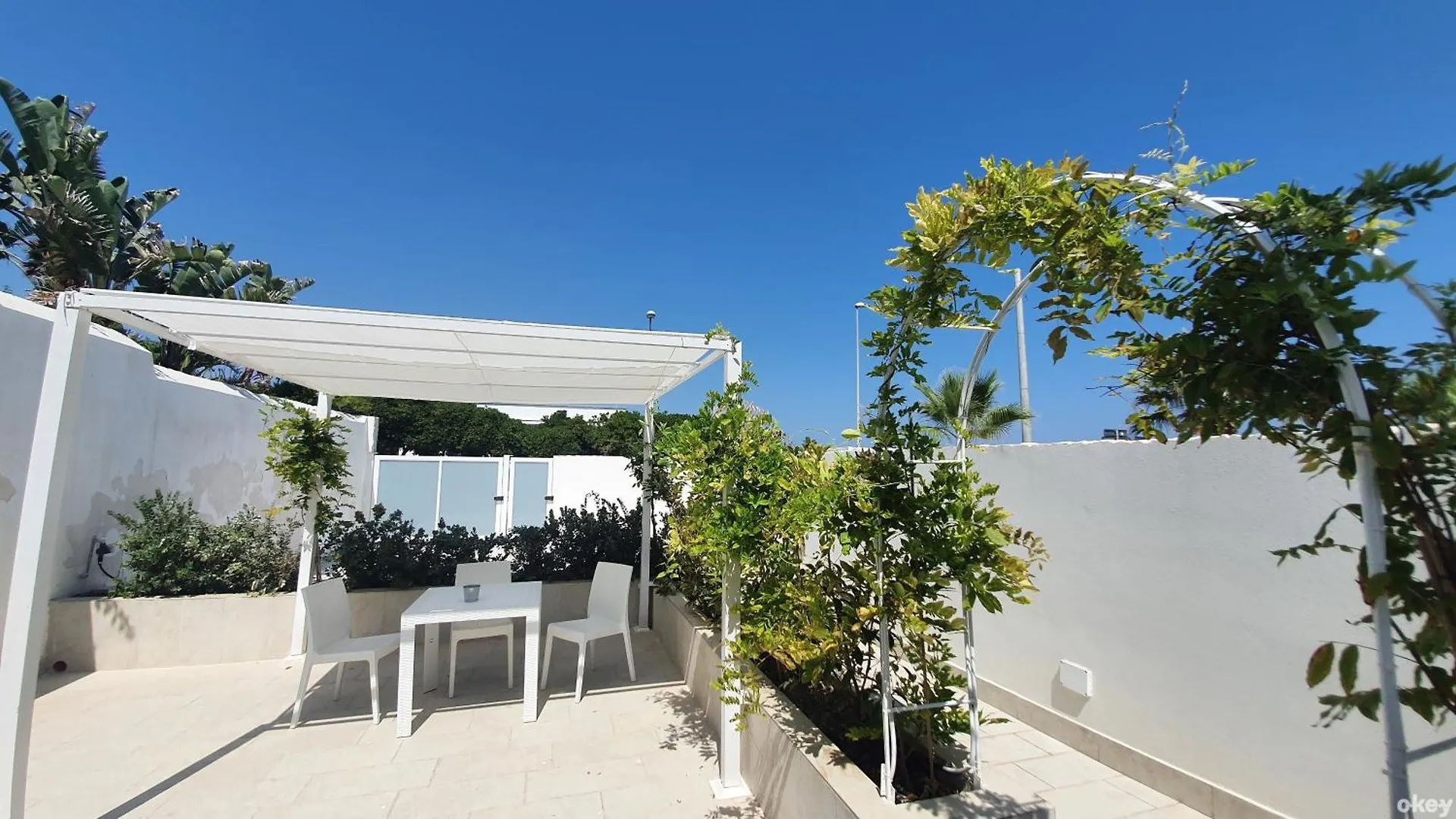 Villa Mediterranea Apartments - Seaview, Pool & Garden Bari