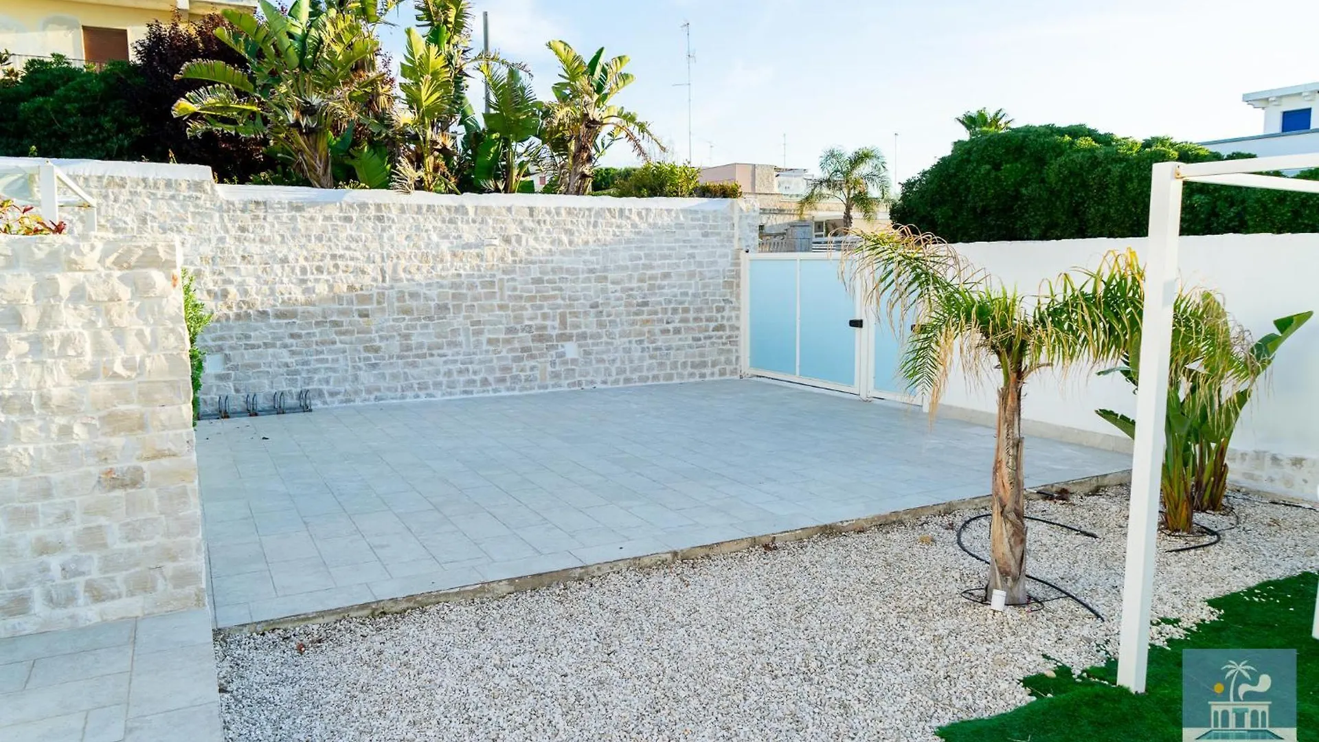 Villa Mediterranea Apartments - Seaview, Pool & Garden Bari