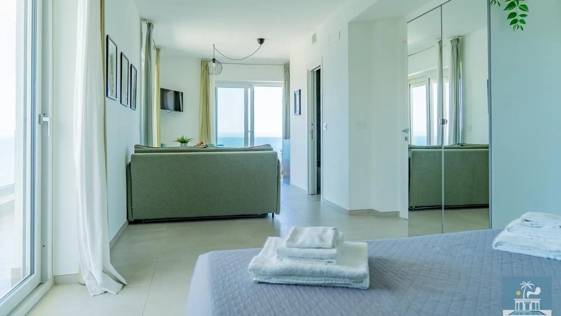 Villa Mediterranea Apartments - Seaview, Pool & Garden Bari