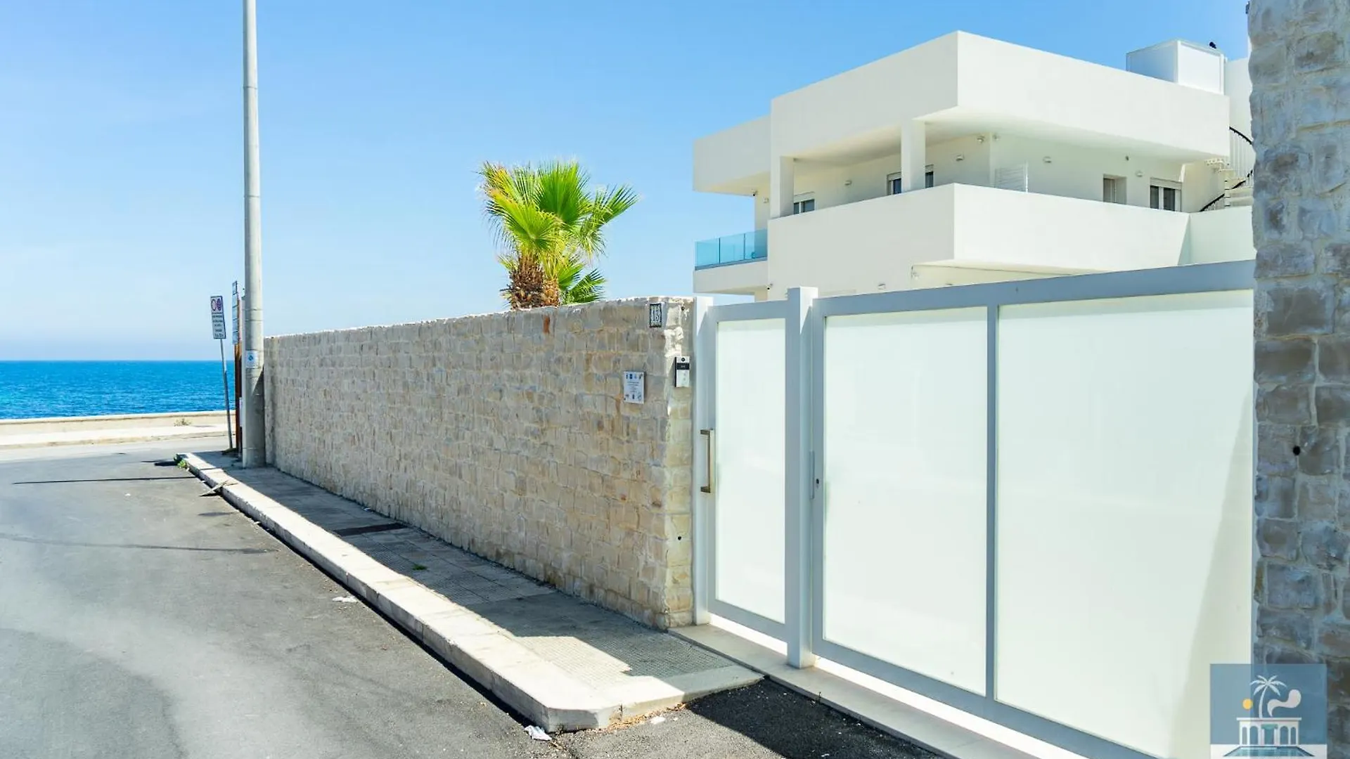 Villa Mediterranea Apartments - Seaview, Pool & Garden Bari 0*,